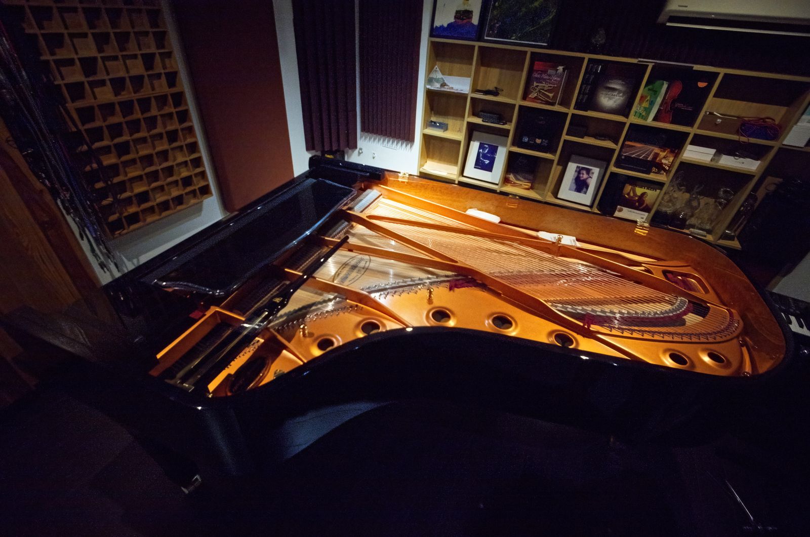 Cây đàn Shigeru Kawai SK-7 tại không gian của nhạc sĩ Hoài Sa