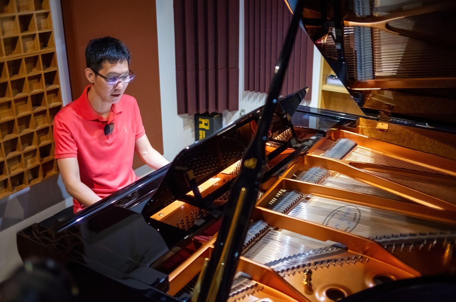 Nhạc sĩ Hoài Sa chơi đàn Shigeru Kawai SK-7 trong ngày bàn giao