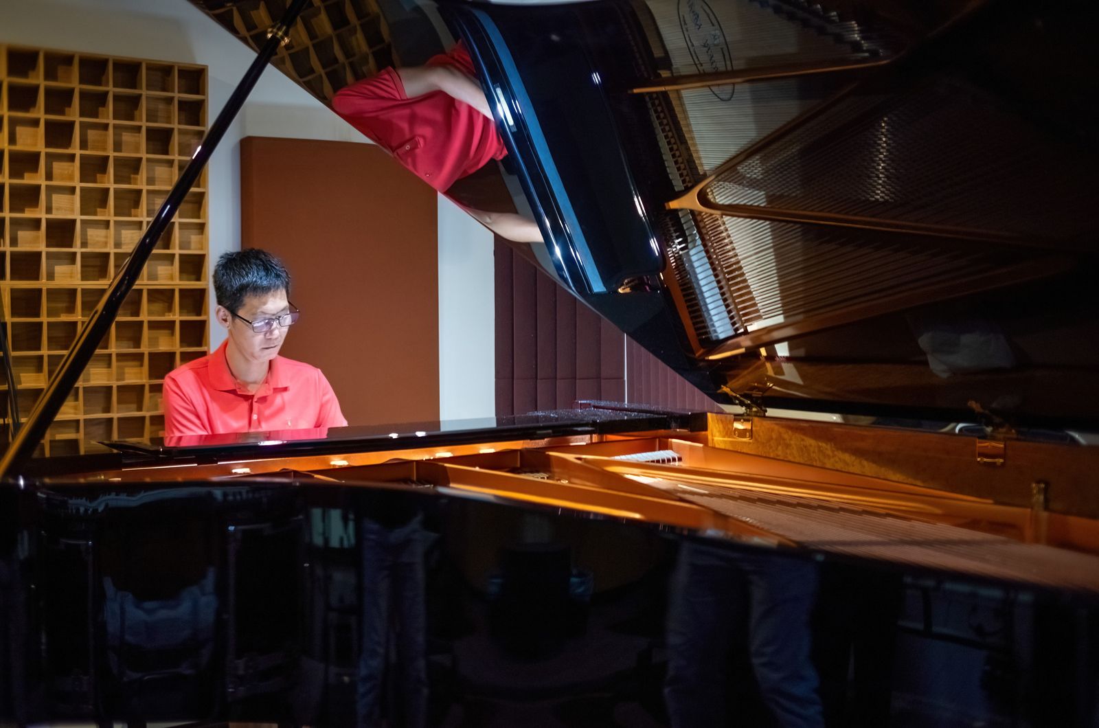Nhạc sĩ Hoài Sa thử đàn Shigeru Kawai SK-7