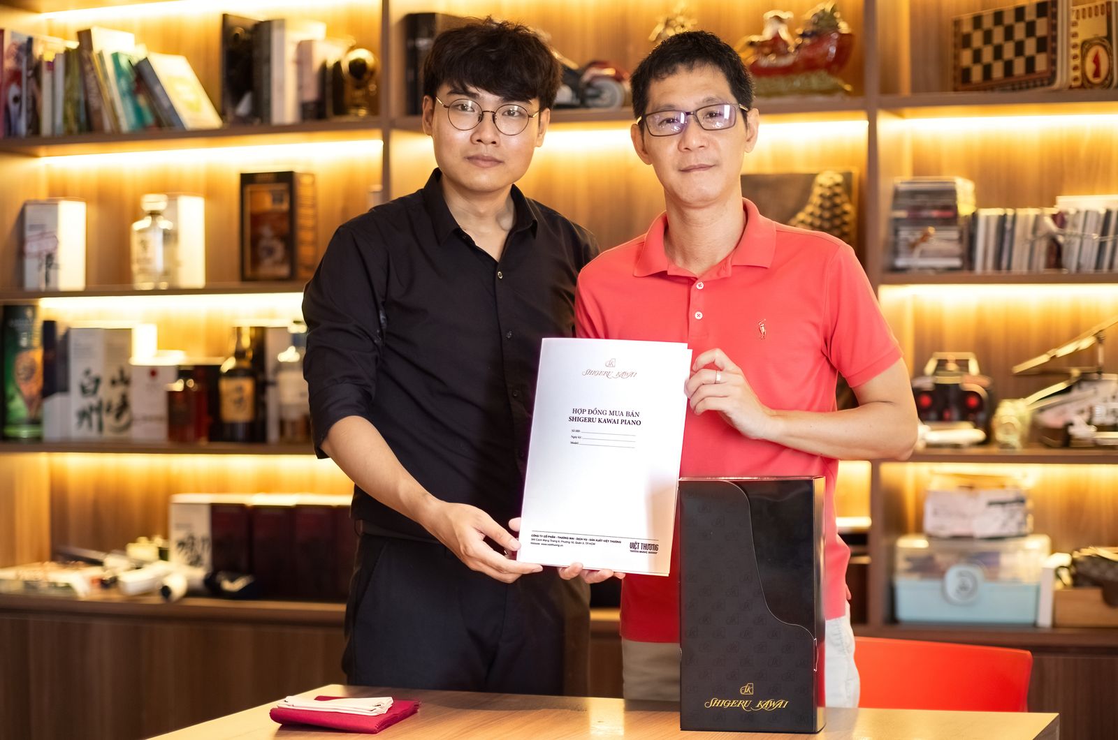 Việt Thương Music trao chứng nhận Shigeru Kawai cho nhạc sĩ Hoài Sa