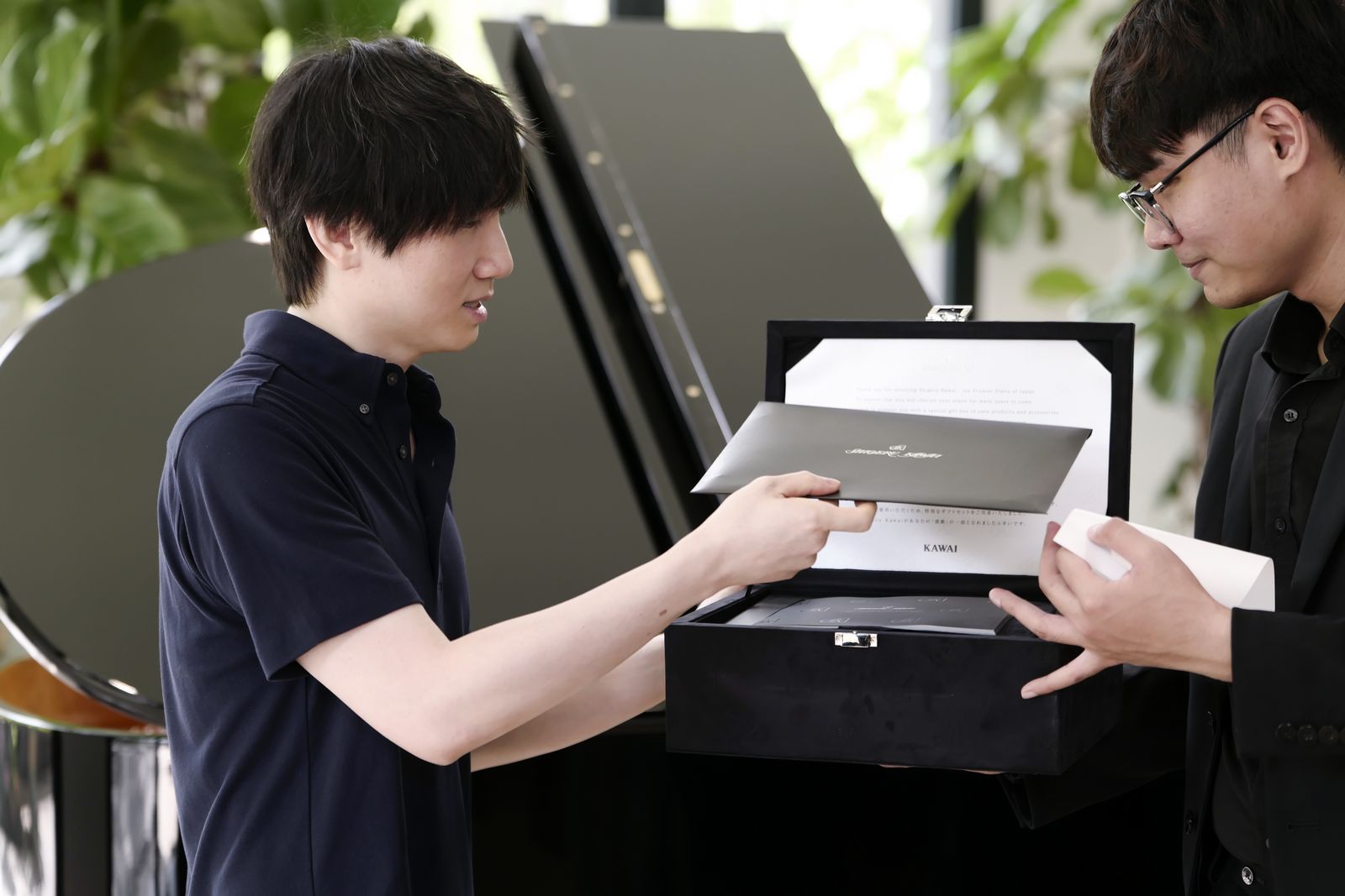 Mr. Siro nhận hộp chứng nhận Shigeru Kawai