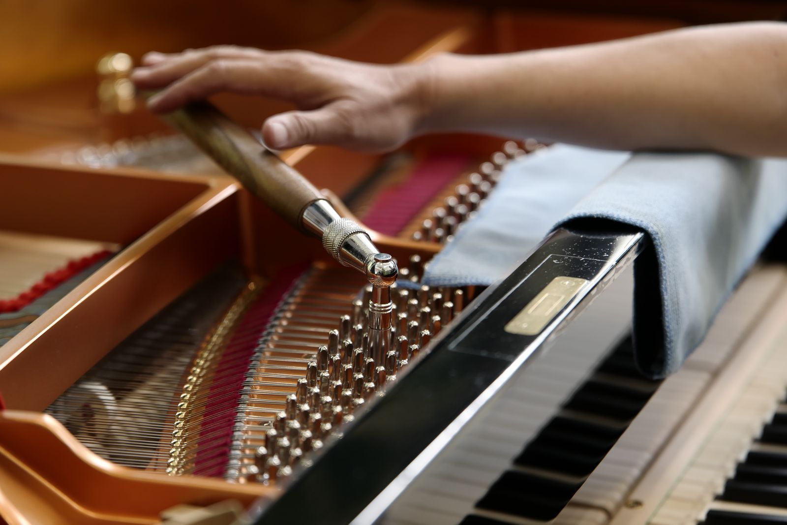 Kỹ thuật viên lên dây đàn Shigeru Kawai SK-3
