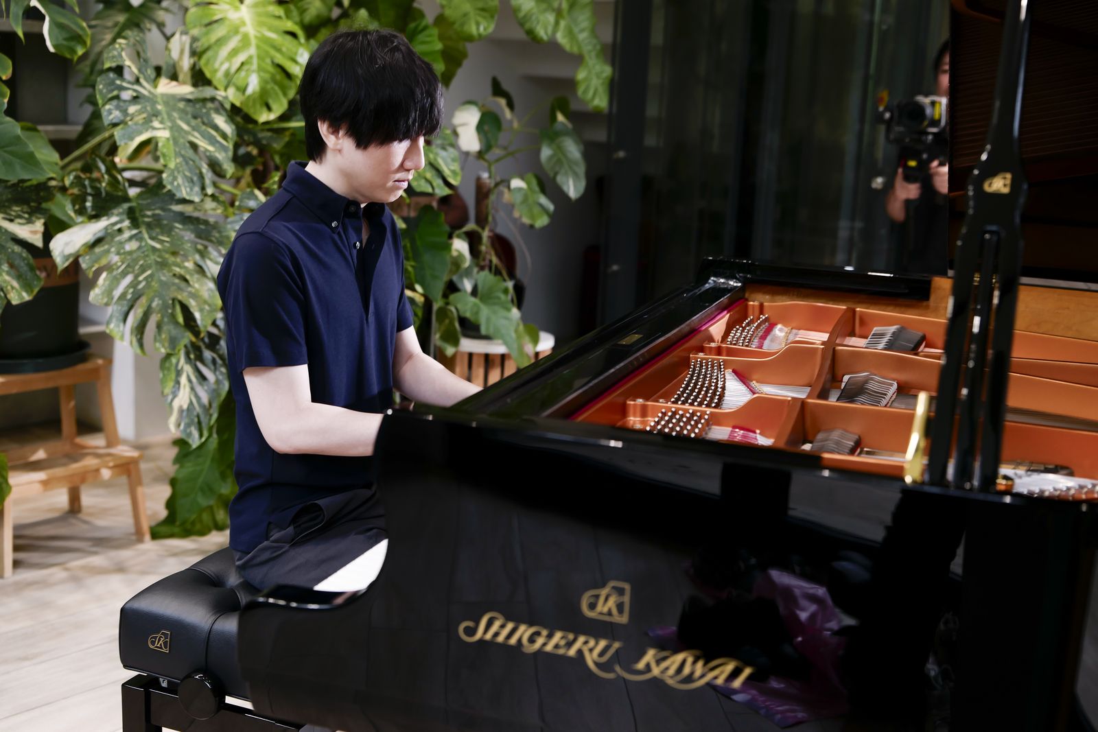 Nhạc sĩ Mr. Siro chơi đàn Shigeru Kawai SK-3 trong ngày bàn giao