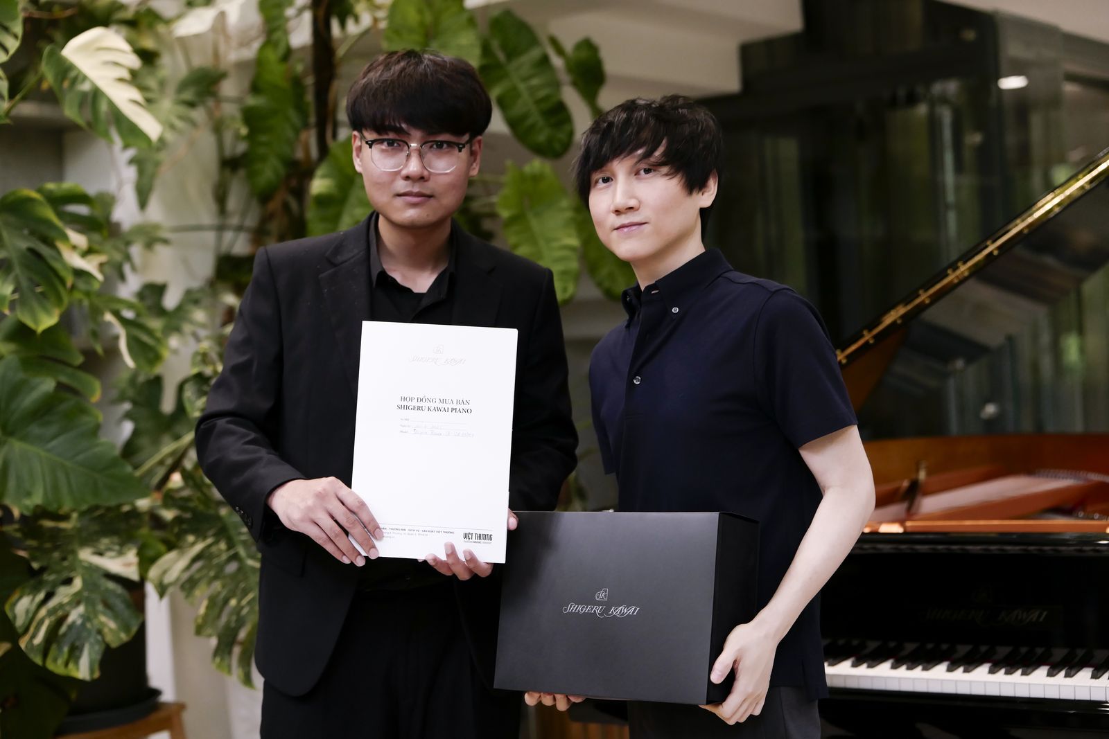 Mr. Siro và đại diện Việt Thương Music trong ngày bàn giao