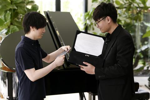Bàn giao đàn cho nhạc sĩ Mr. Siro