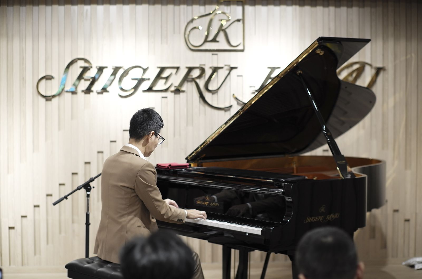 Nhạc sĩ Hoài Sa trình diễn trên đàn Shigeru Kawai