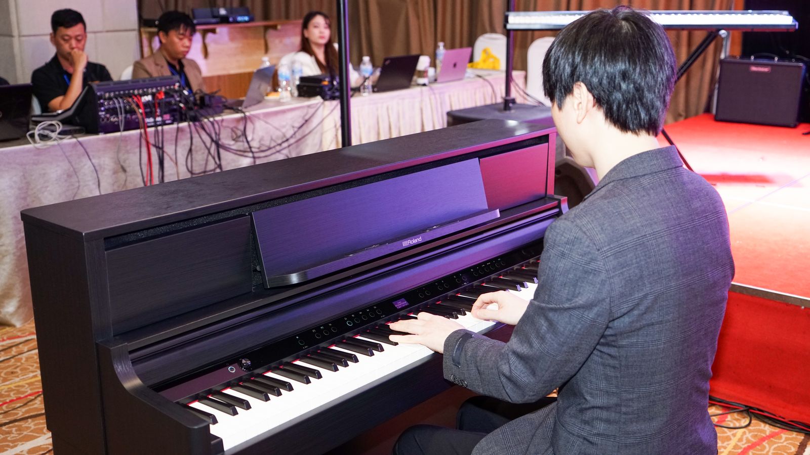 Mr. Siro trình diễn trên đàn piano điện Roland