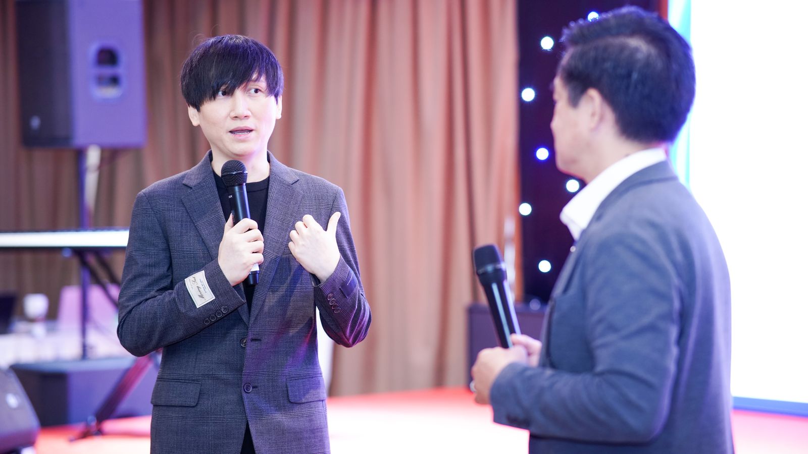 Mr. Siro giao lưu trên sân khấu hội nghị