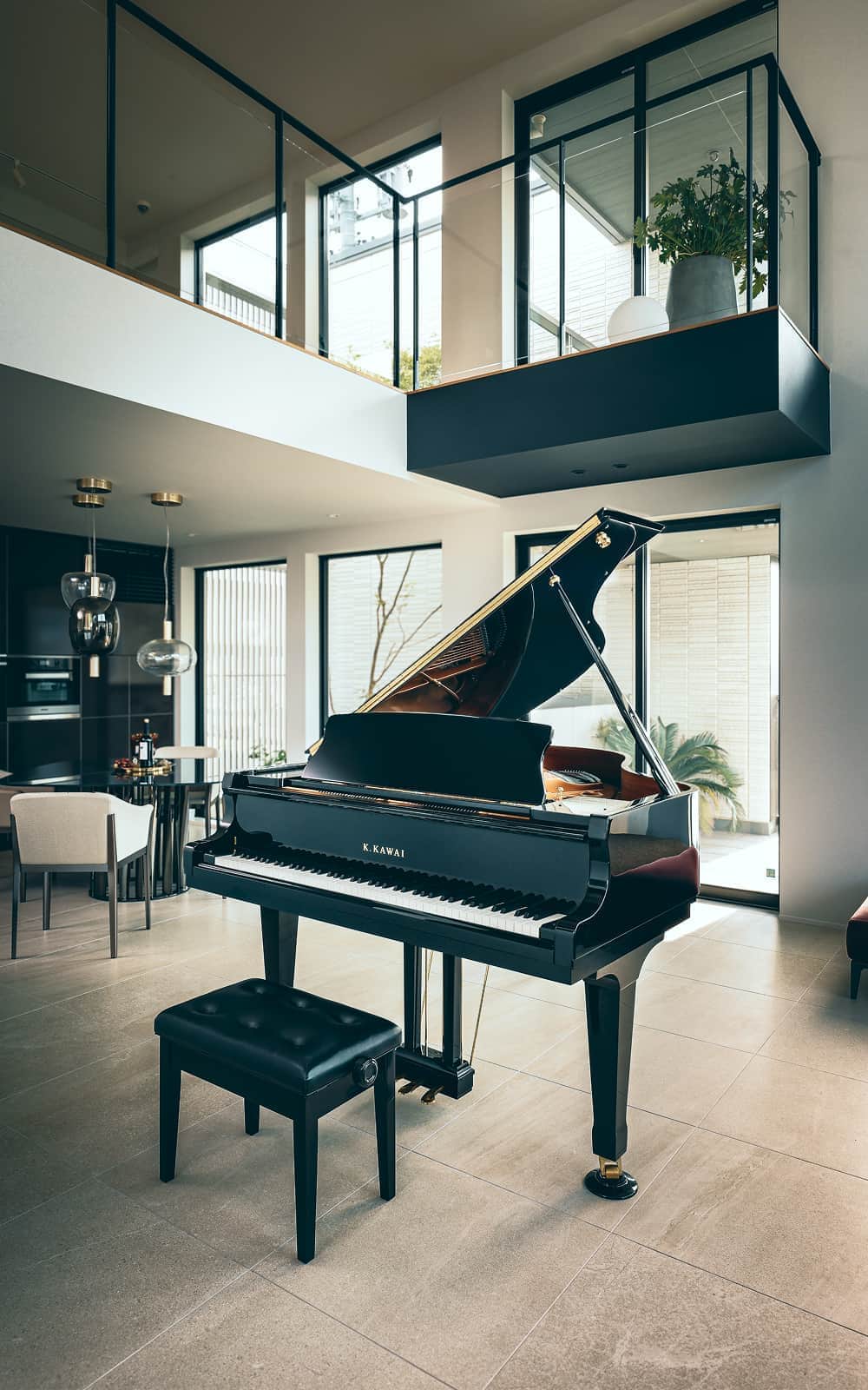 Grand piano Kawai đặt trong không gian phòng khách hiện đại