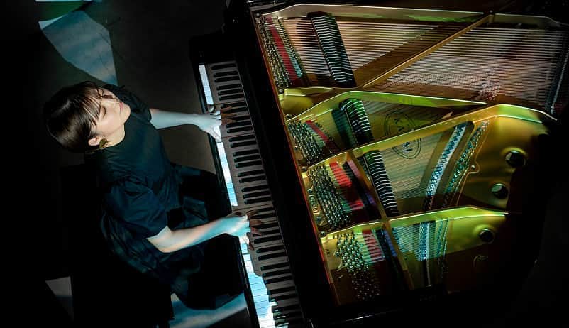 Cơ cấu bên trong một cây grand piano khi đang được chơi
