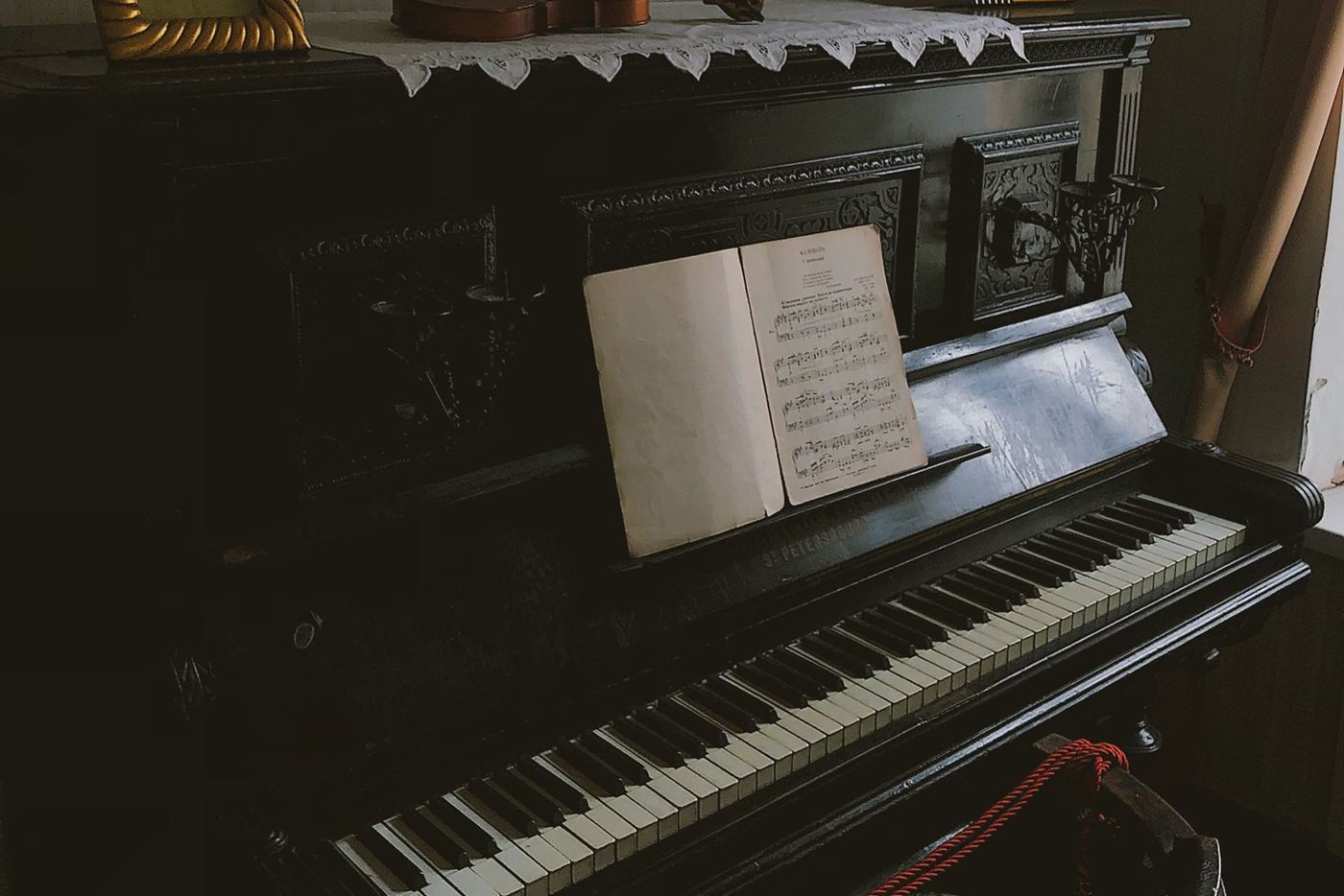 Một cây piano cơ cũ kiểu cổ điển