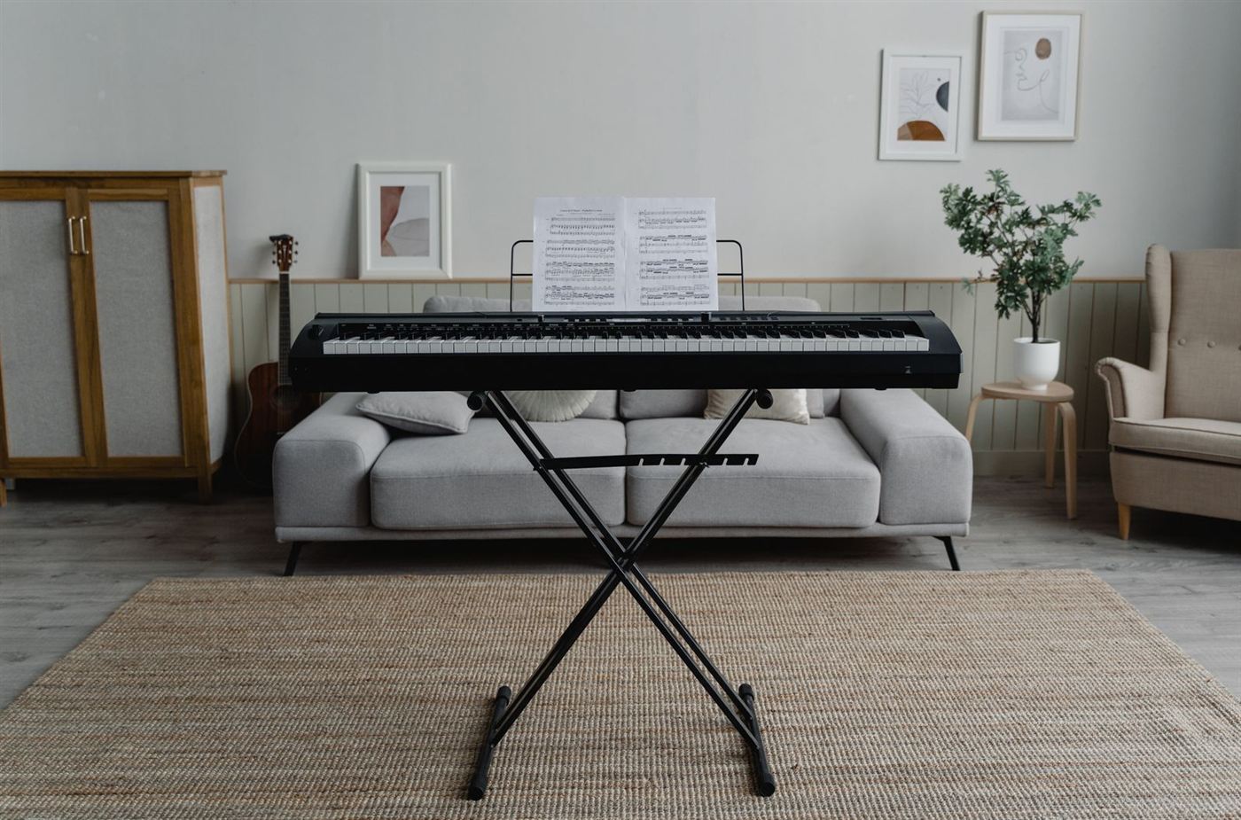 Piano điện đặt trong phòng khách gia đình