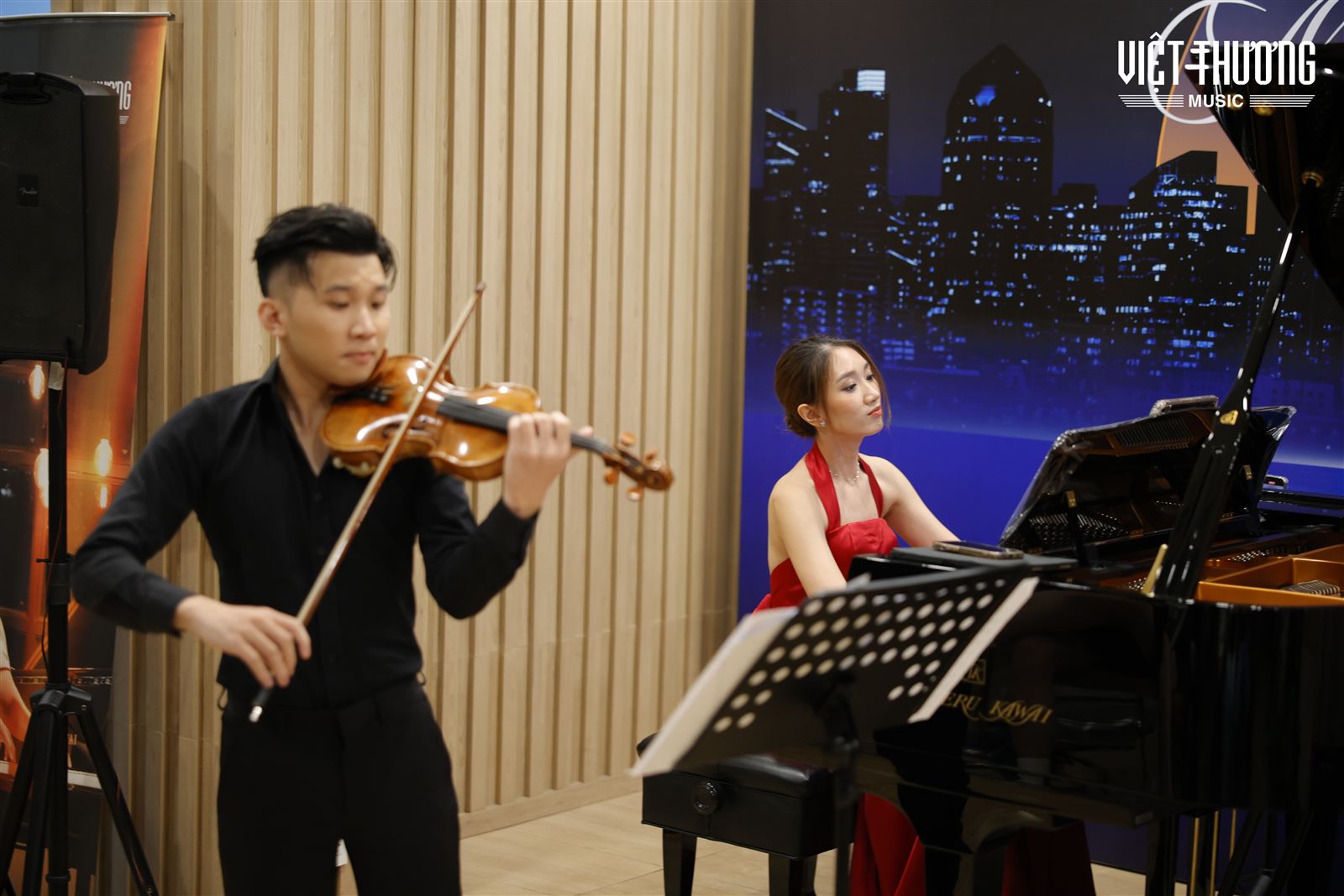 Nghệ sĩ Trang Phạm và Đình Minh biểu diễn trong concert Autumn Memories