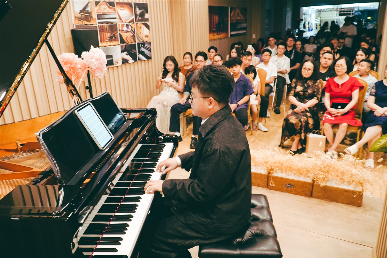 Tiết mục biểu diễn tại showroom 369 Điện Biên Phủ