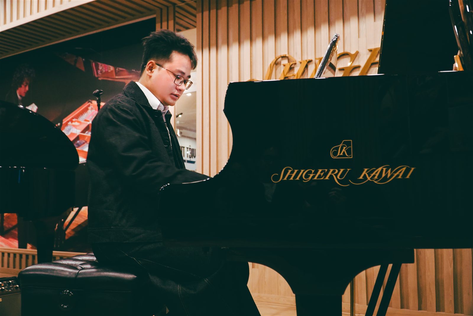 Chú Lâm Piano biểu diễn trên đàn Shigeru Kawai