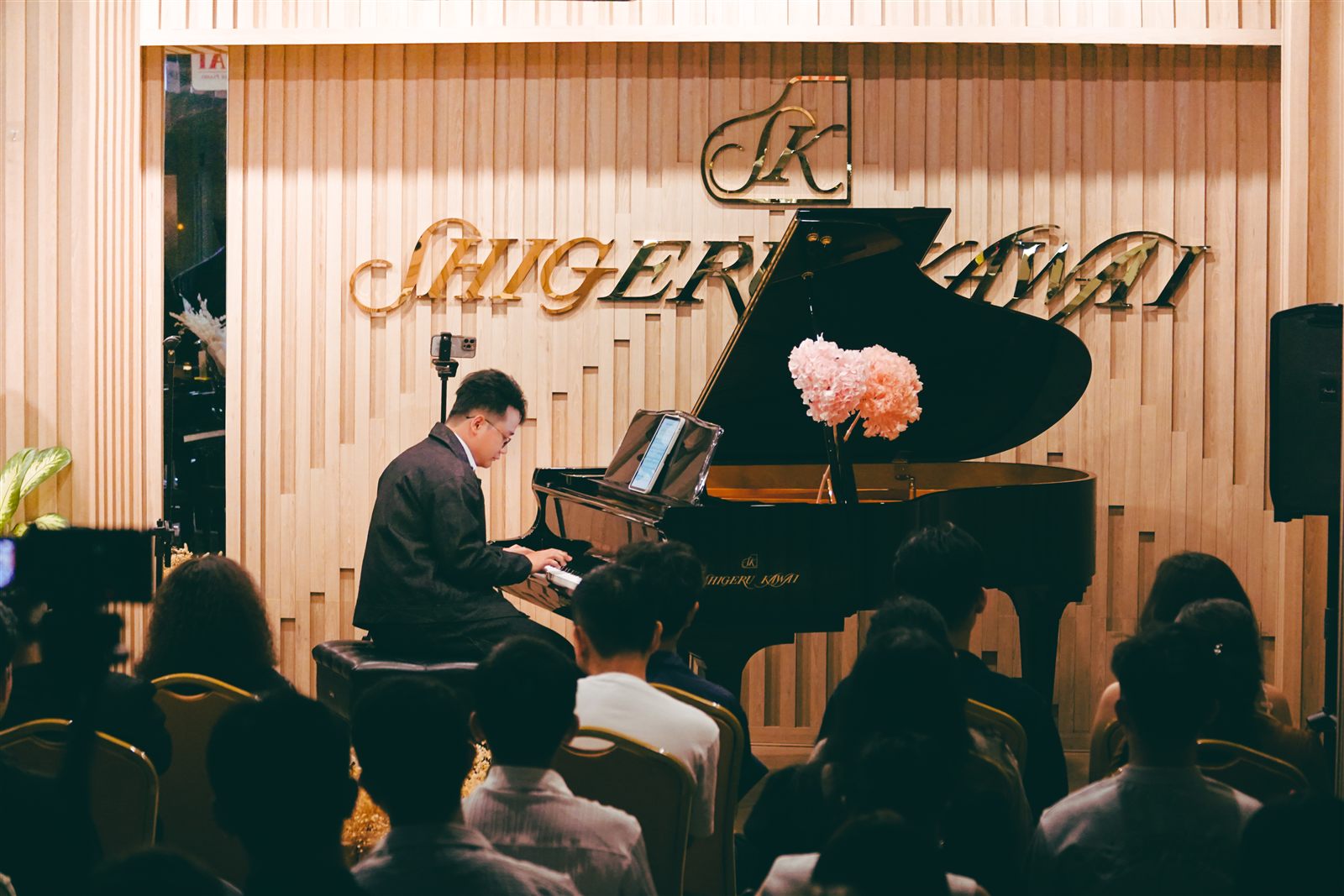 Chú Lâm Piano trình diễn trên đàn Shigeru Kawai tại showroom 369 Điện Biên Phủ