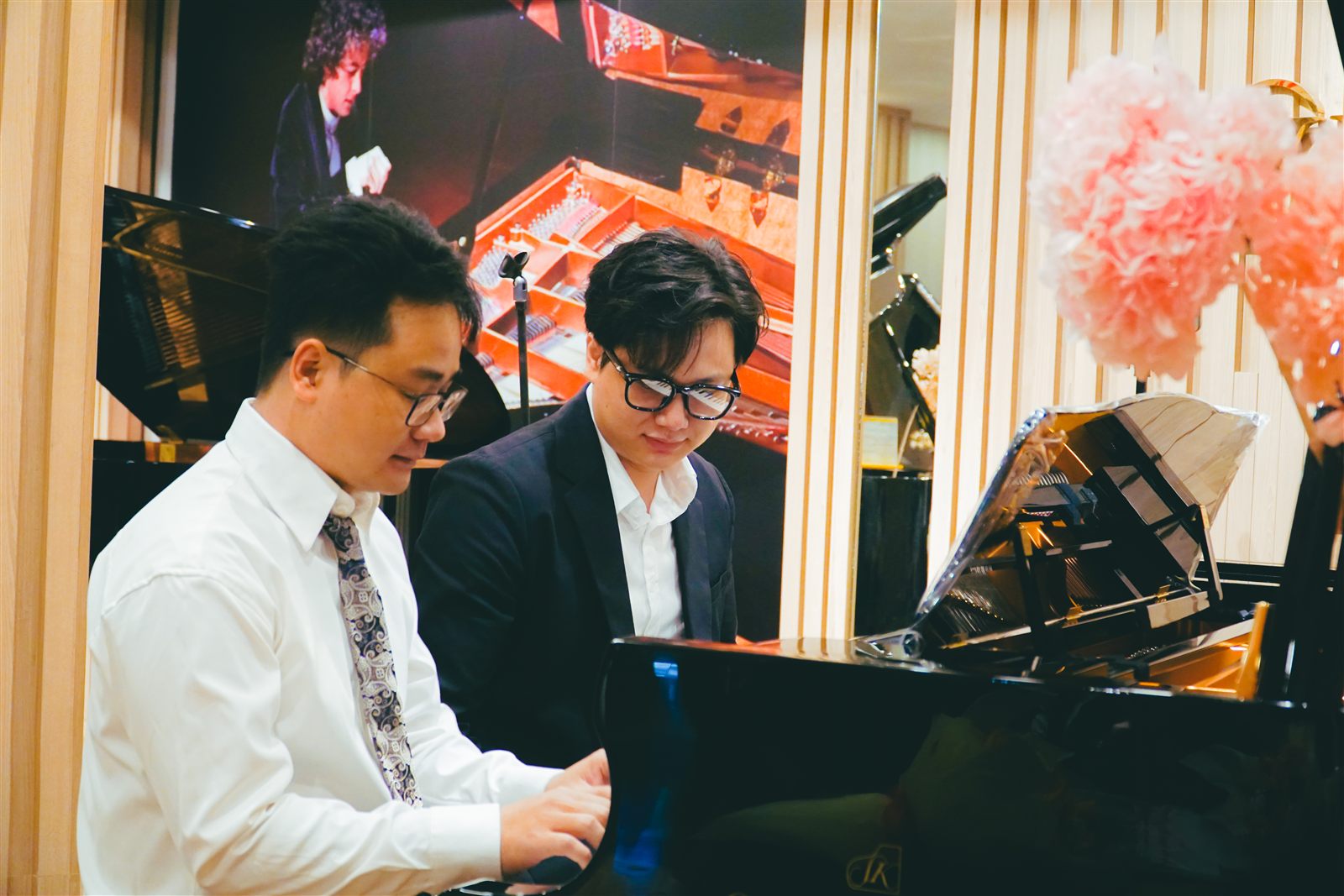 Tiết mục song tấu trên đàn Shigeru Kawai
