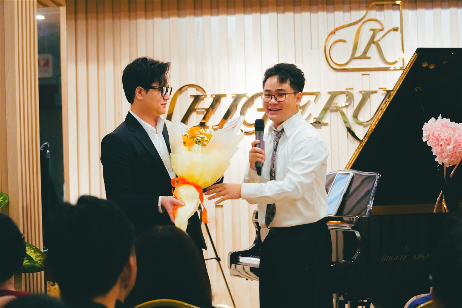 Tặng hoa cảm ơn sau buổi trình diễn