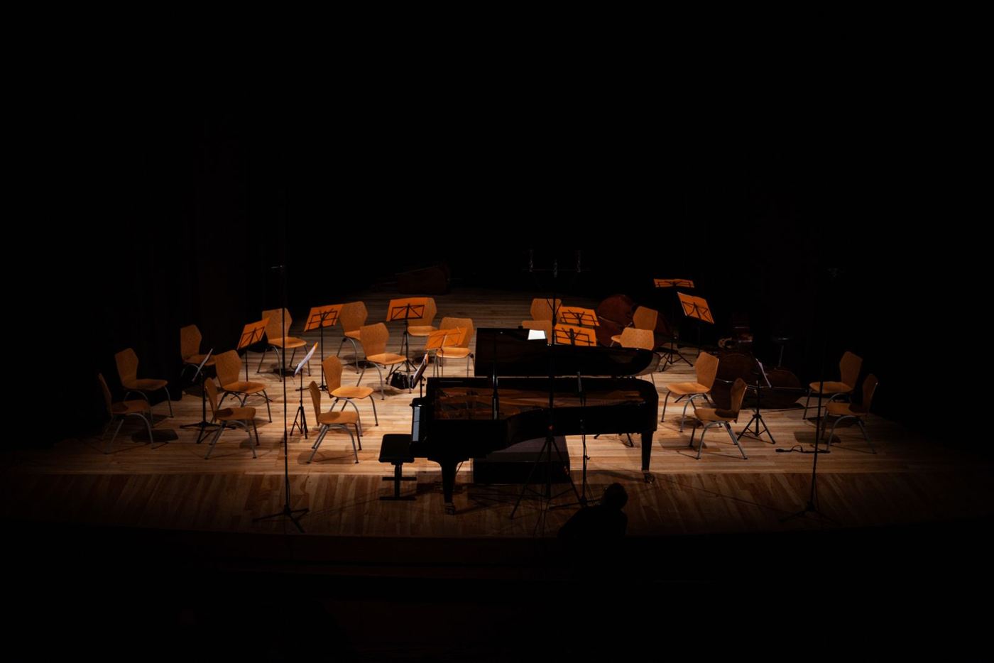 Cây đàn piano trên sân khấu biểu diễn