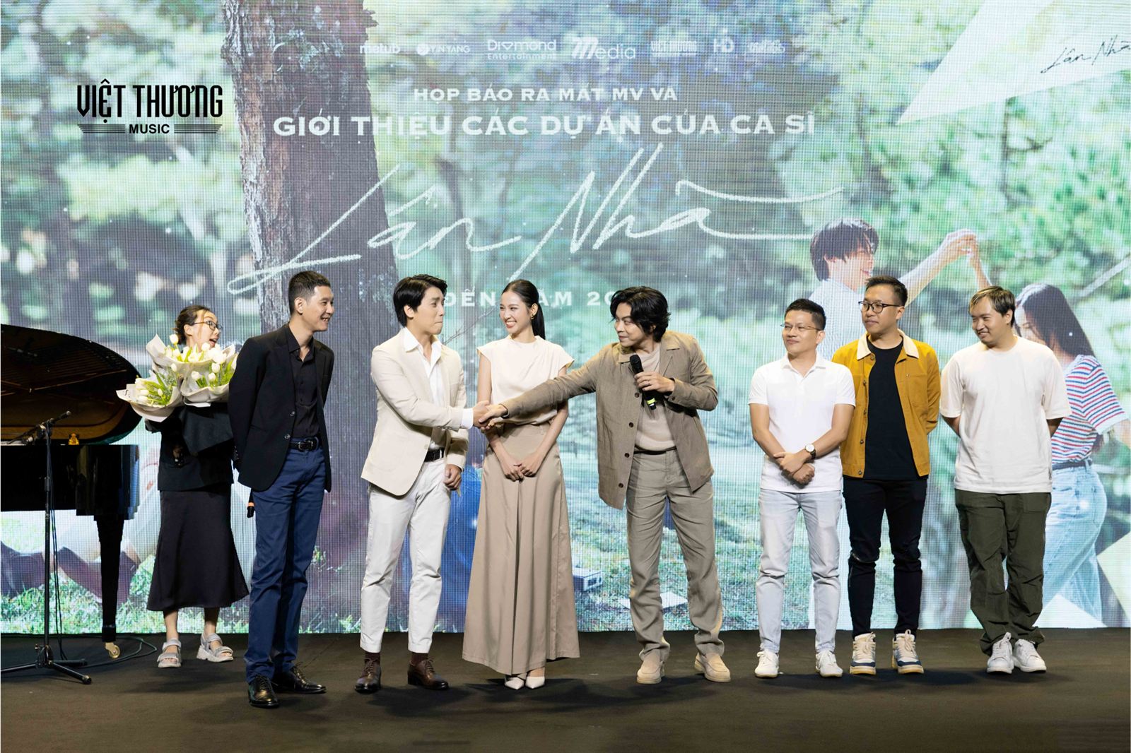 Sân khấu ra mắt MV của Lân Nhã với đàn Shigeru Kawai