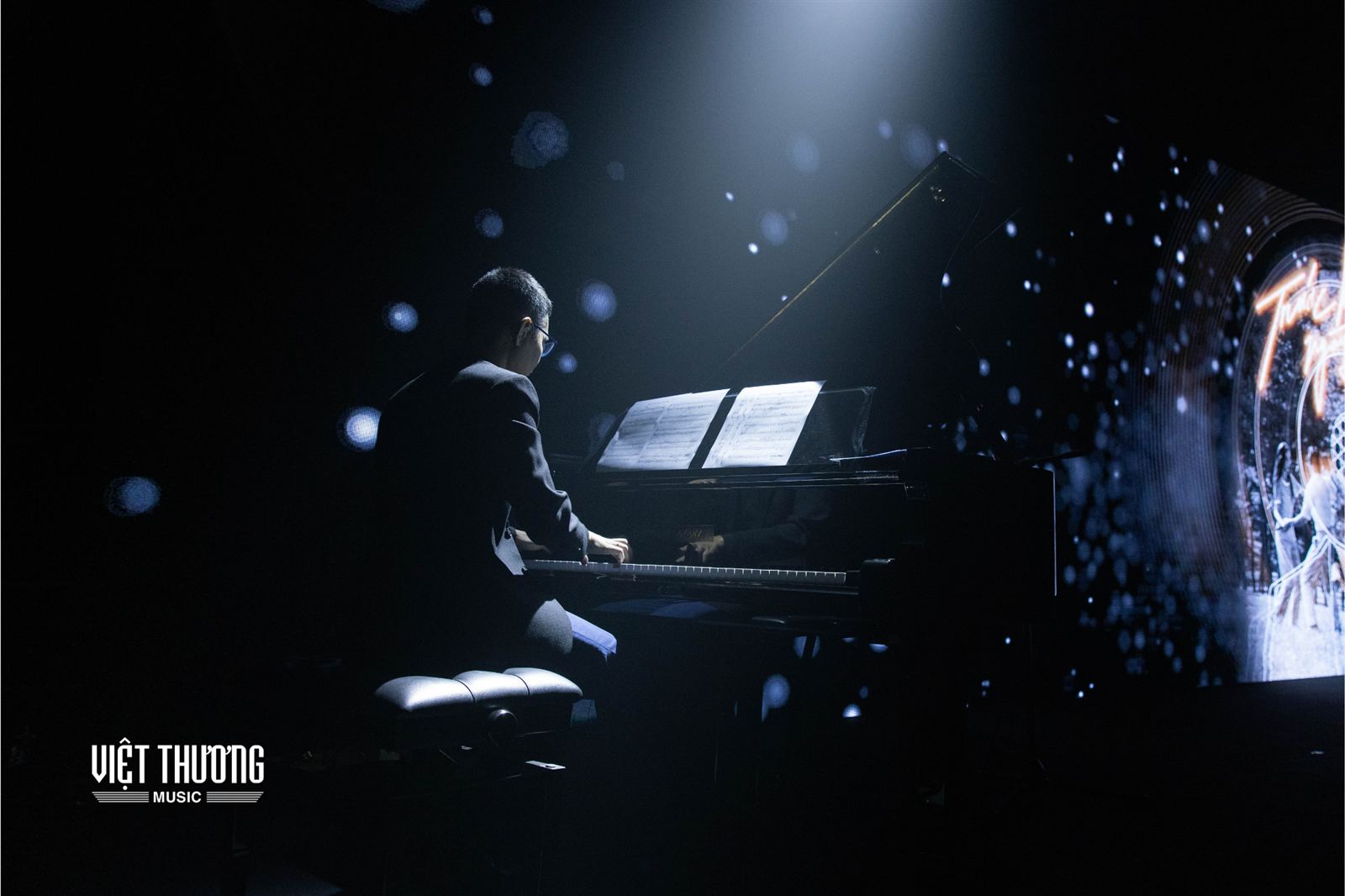 Đàn Shigeru Kawai SK-5 dưới ánh đèn sân khấu