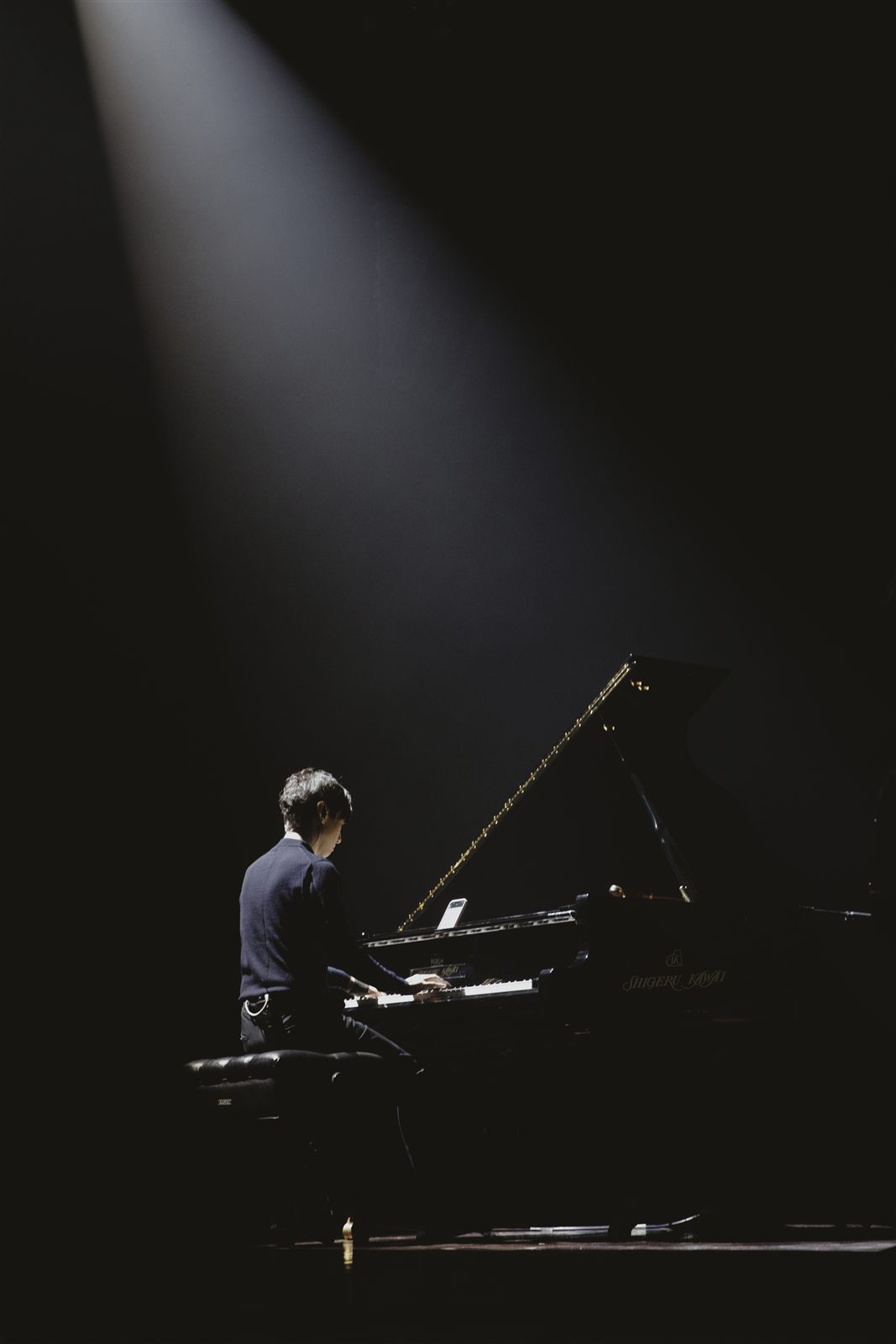 Mr. Siro biểu diễn trên đàn Shigeru Kawai