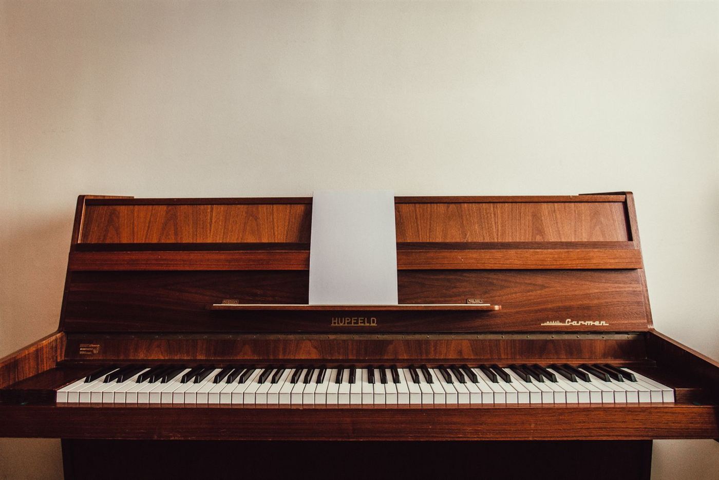 Piano upright đặt sát tường trong phòng khách