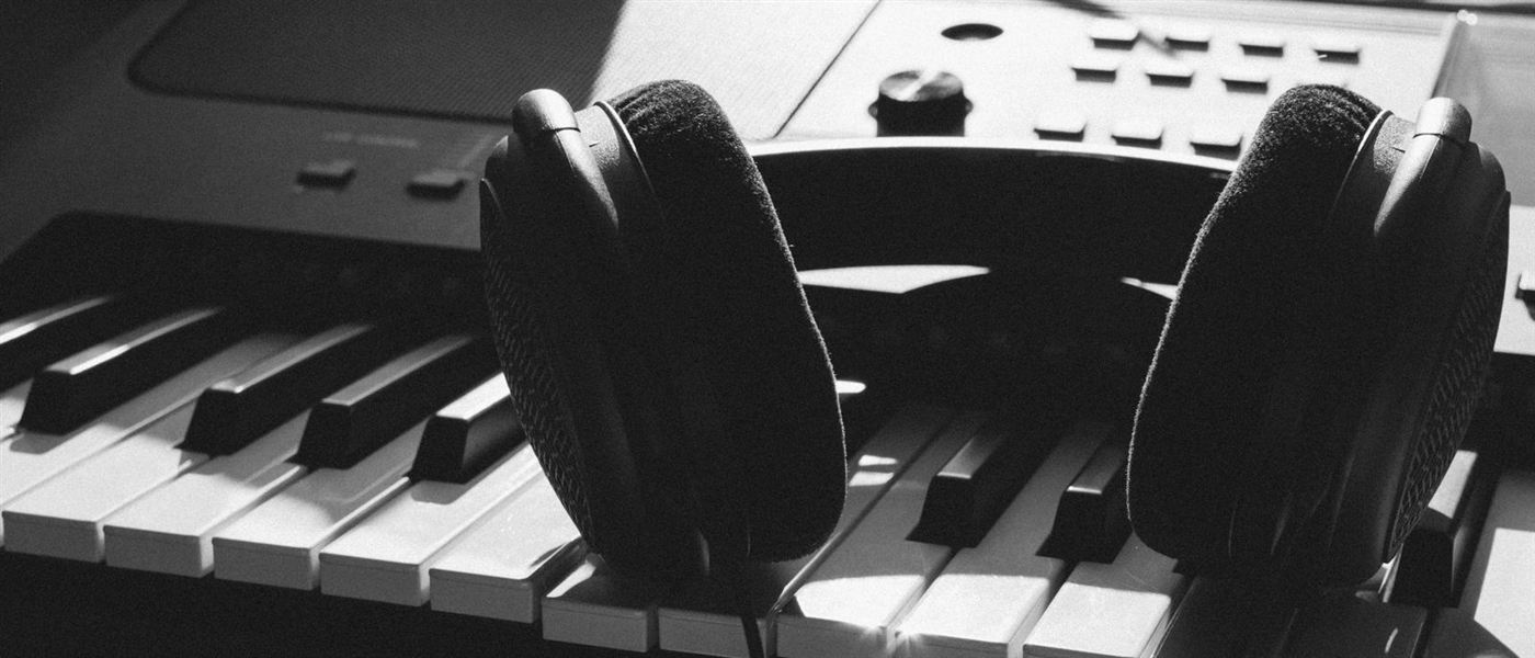 Tai nghe đặt trên đàn piano điện