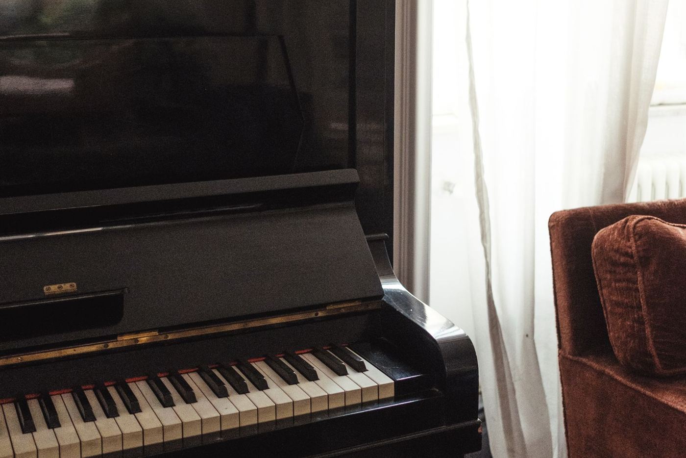 Piano đặt cạnh cửa sổ có nắng chiếu vào