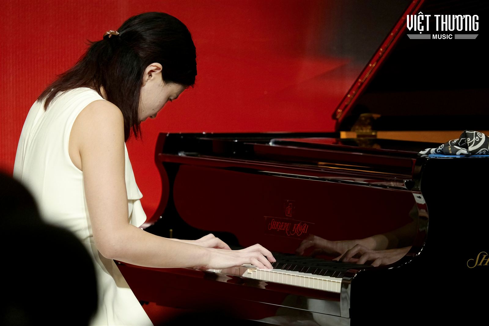 Sumire Asakura biểu diễn trên đàn Shigeru Kawai