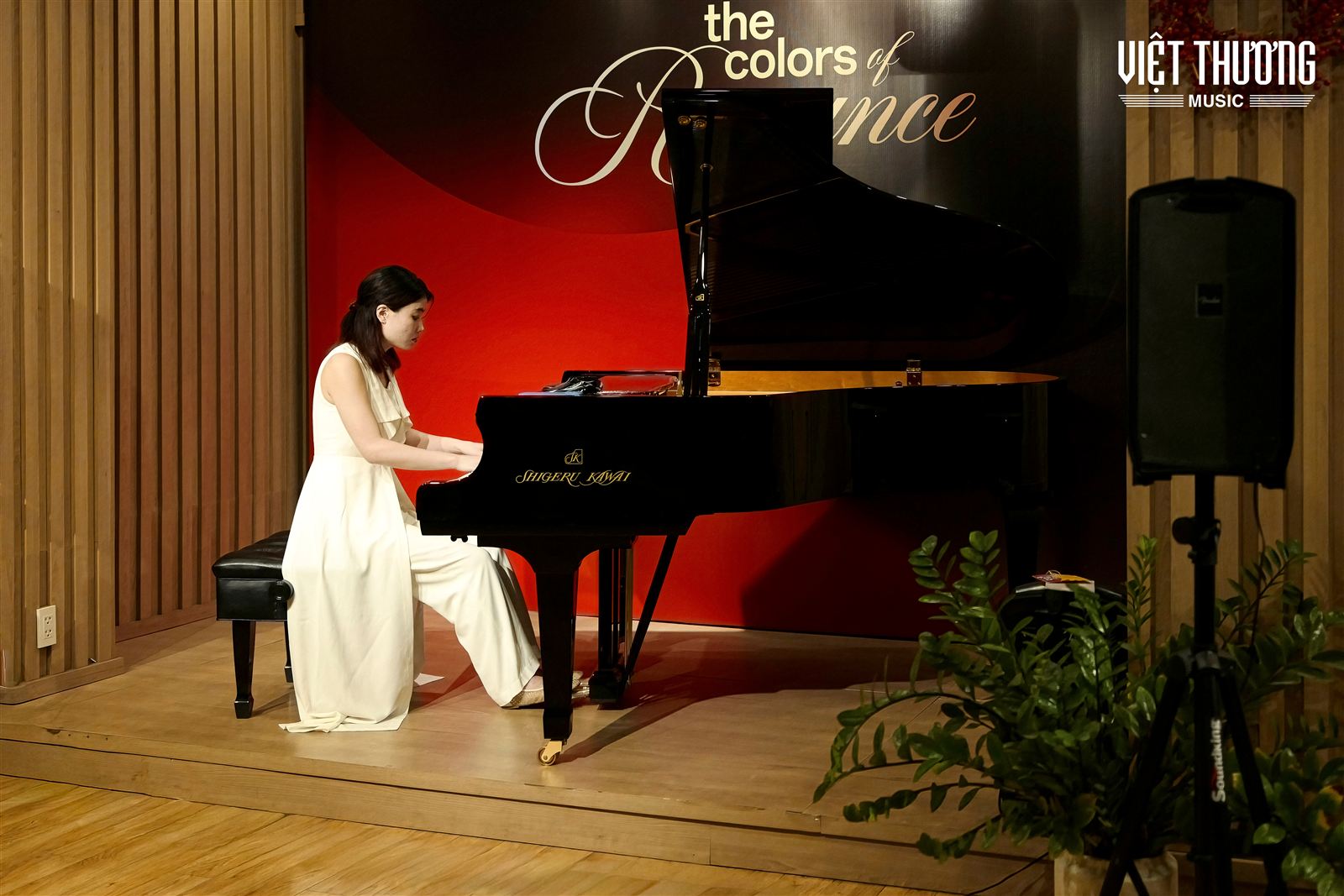 Nghệ sĩ Sumire Asakura biểu diễn tại đêm nhạc The Colors of Romance