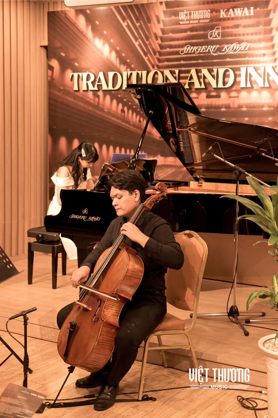 Cellist Phạm Hoàng Minh Khôi biểu diễn