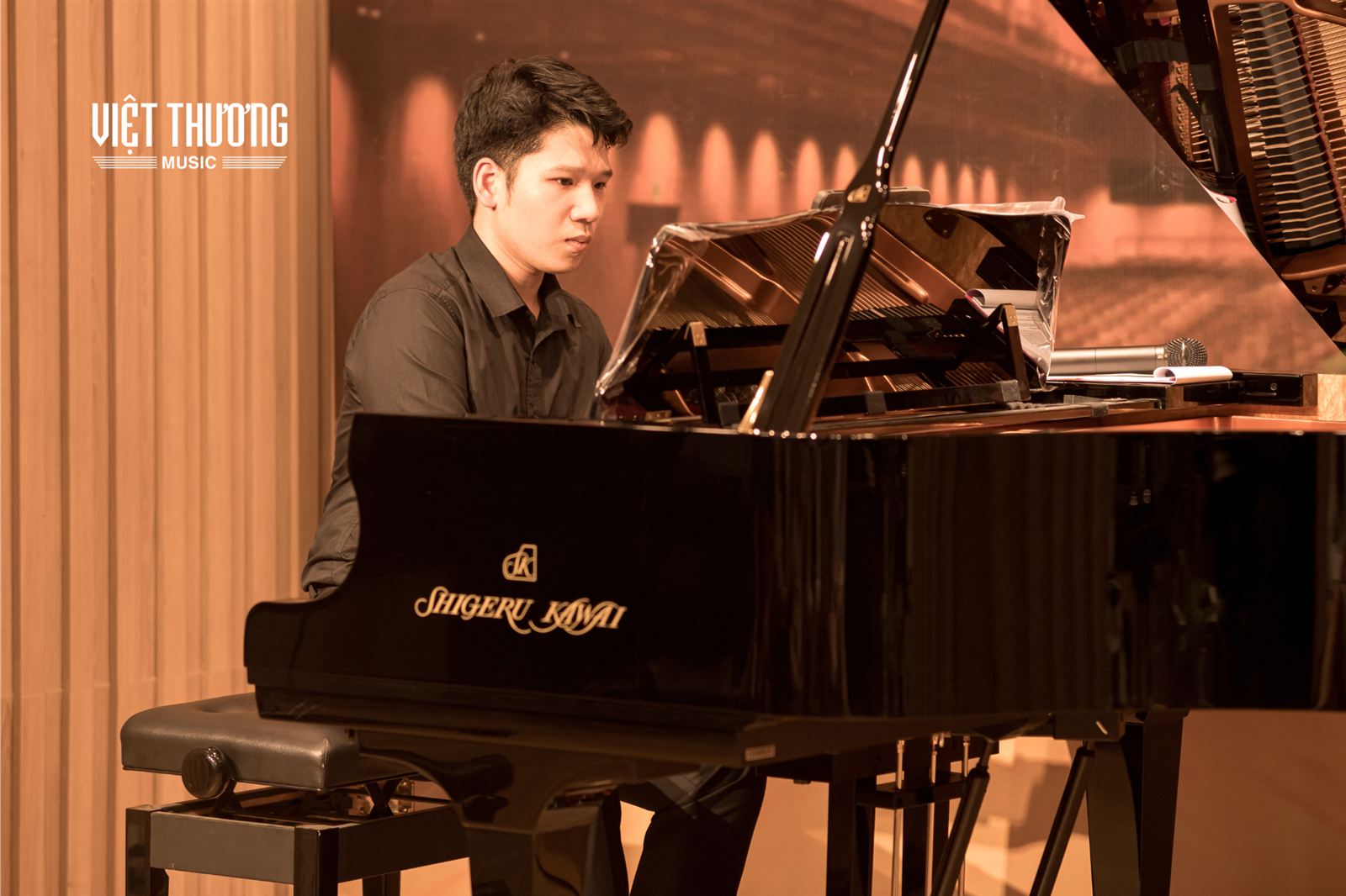 Nghệ sĩ biểu diễn trên đàn Shigeru Kawai SK-5