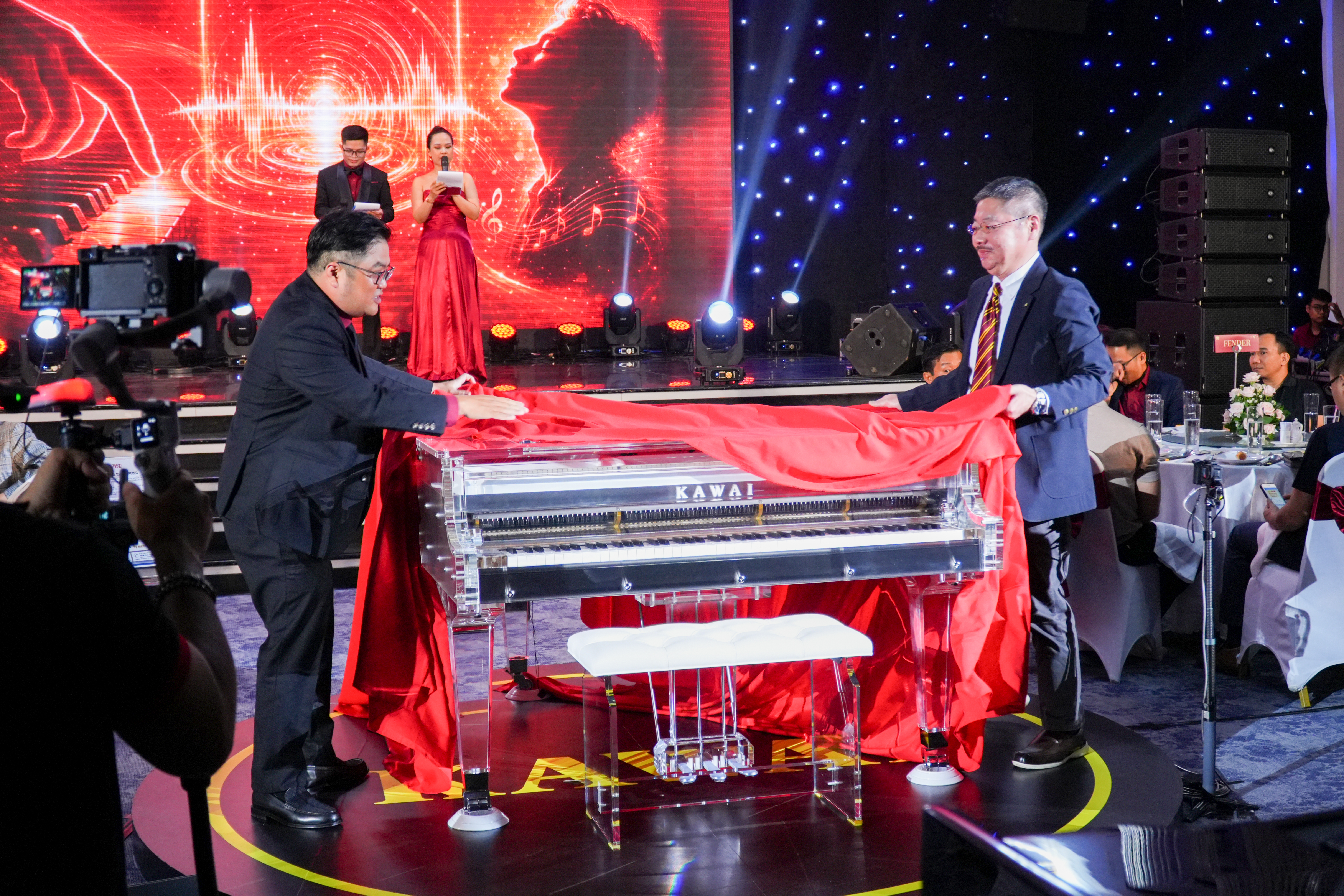 Nghi thức khai màn ra mắt piano Kawai Crystal tại sự kiện