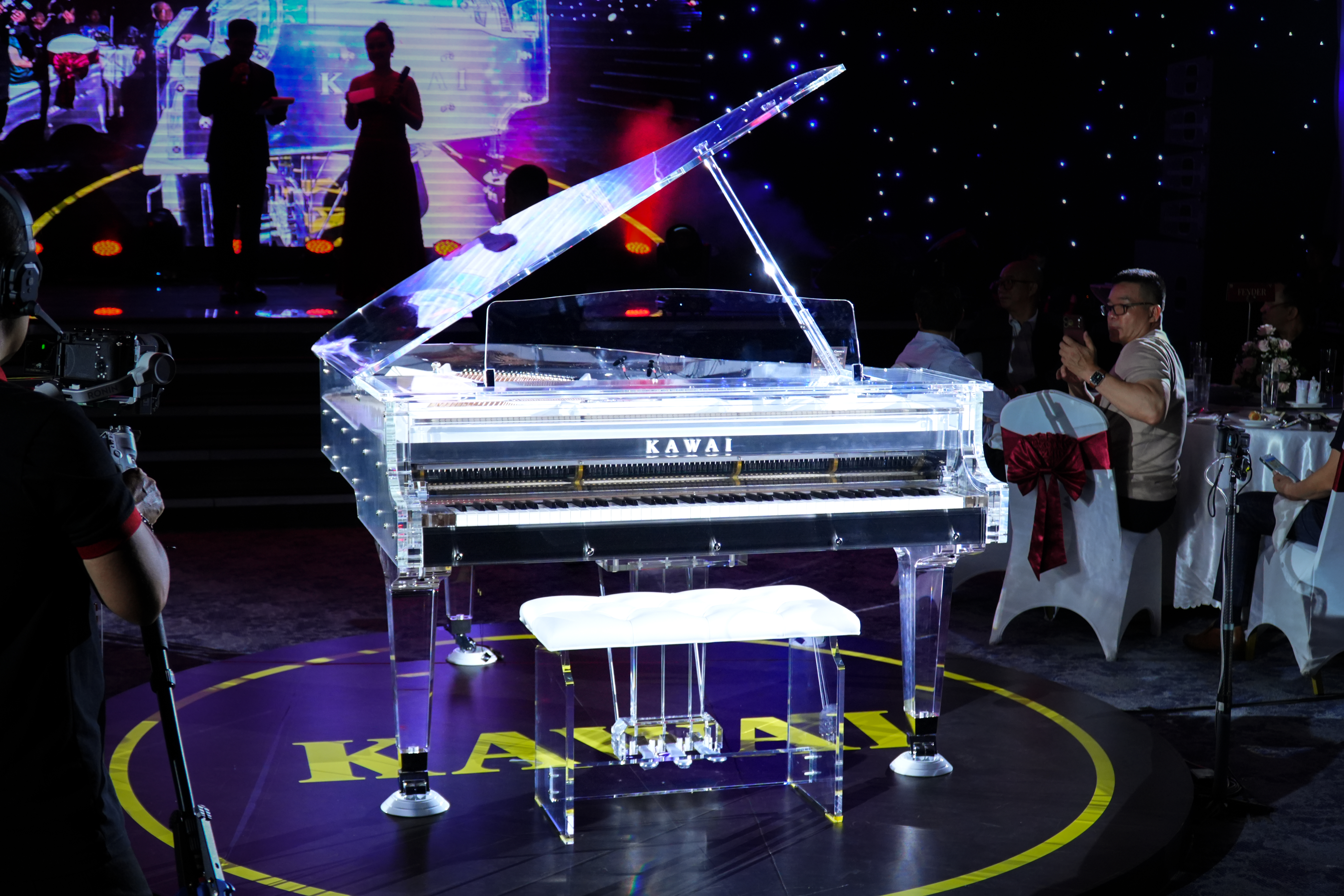 Cận cảnh piano Kawai Crystal dưới ánh đèn sân khấu