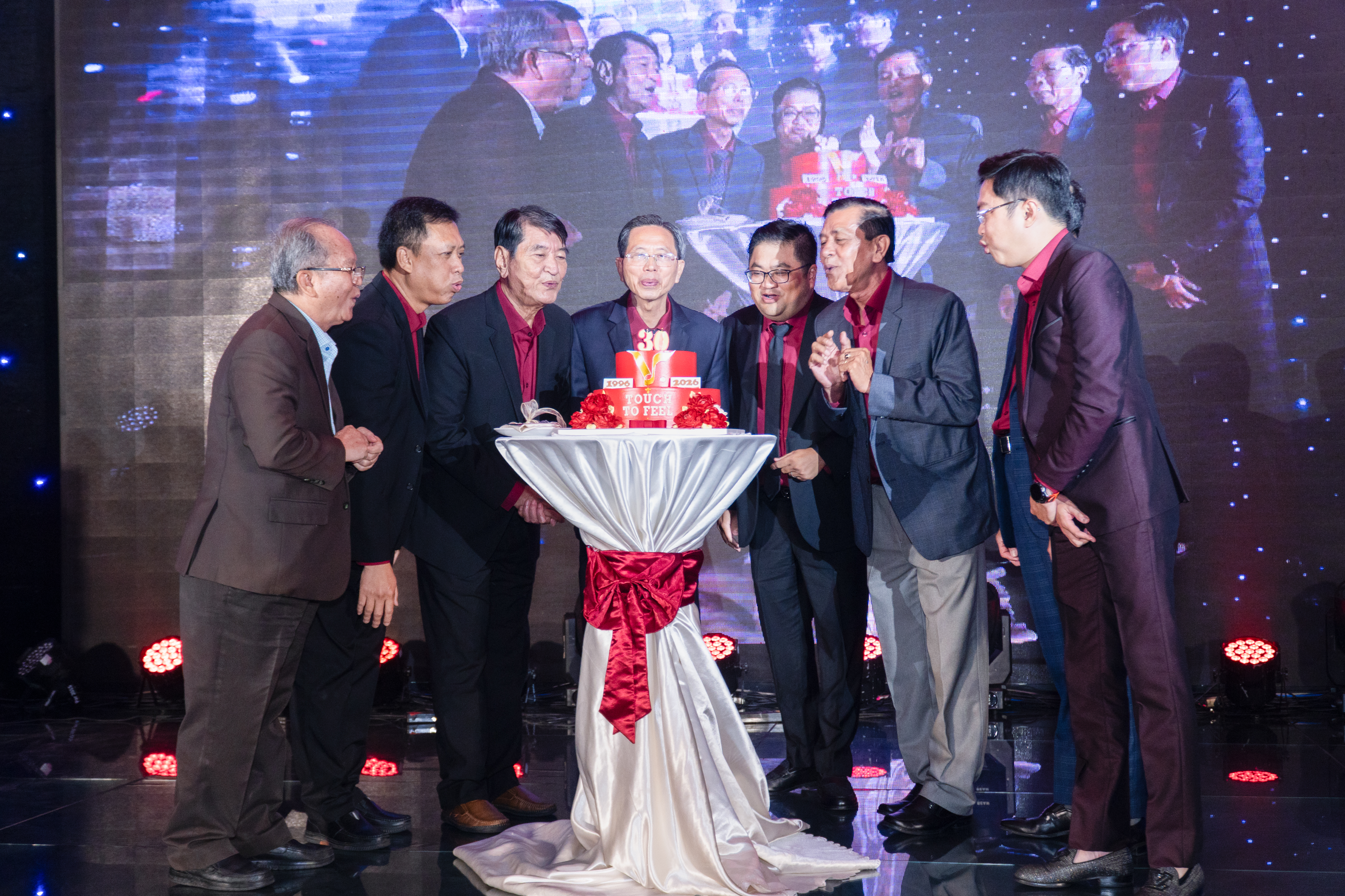 Nghi thức cắt bánh kỷ niệm 30 năm Việt Thương Music, 1996-2026