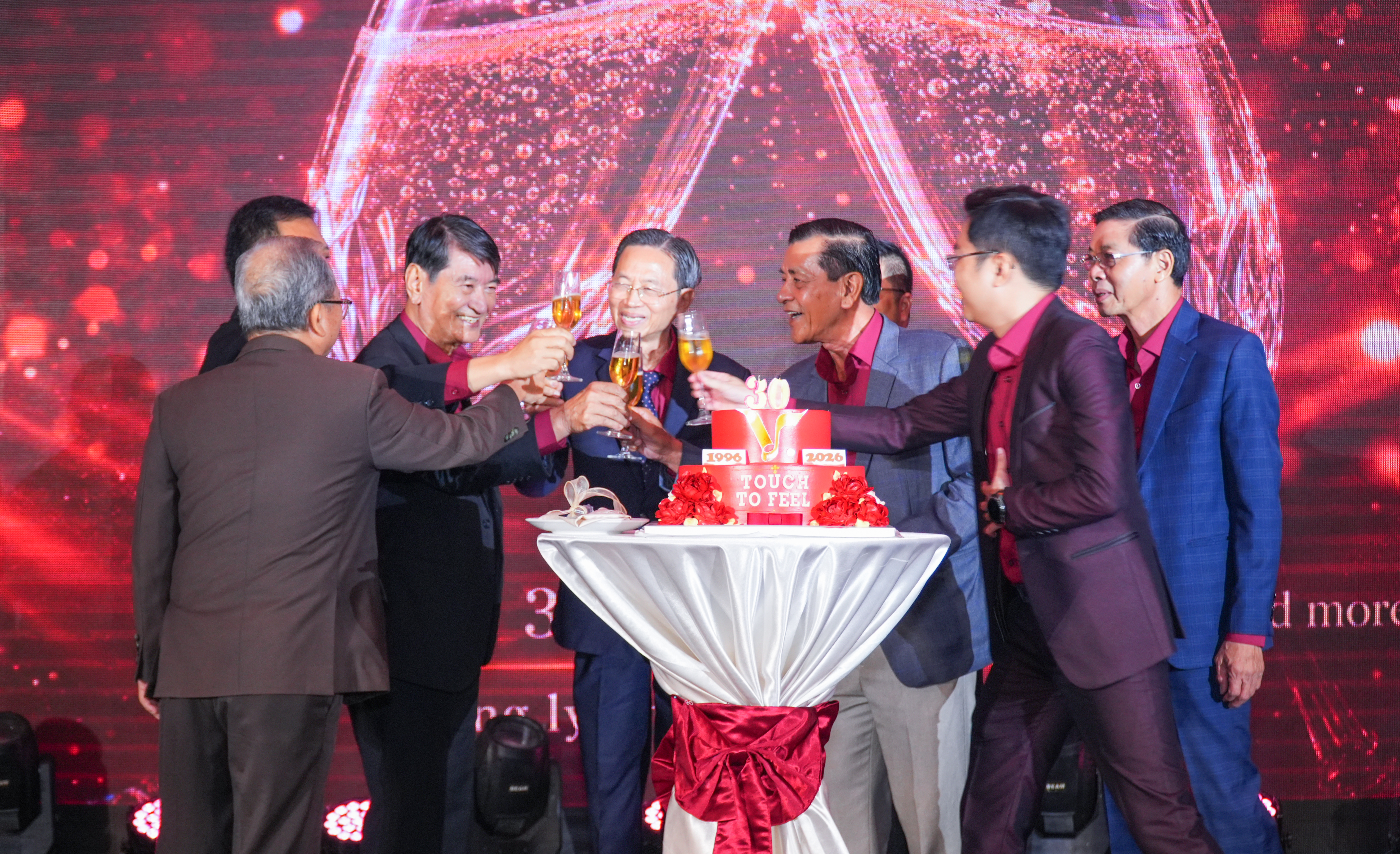 Ban lãnh đạo Việt Thương Music nâng ly chúc mừng bên bánh kỷ niệm 30 năm, 1996-2026