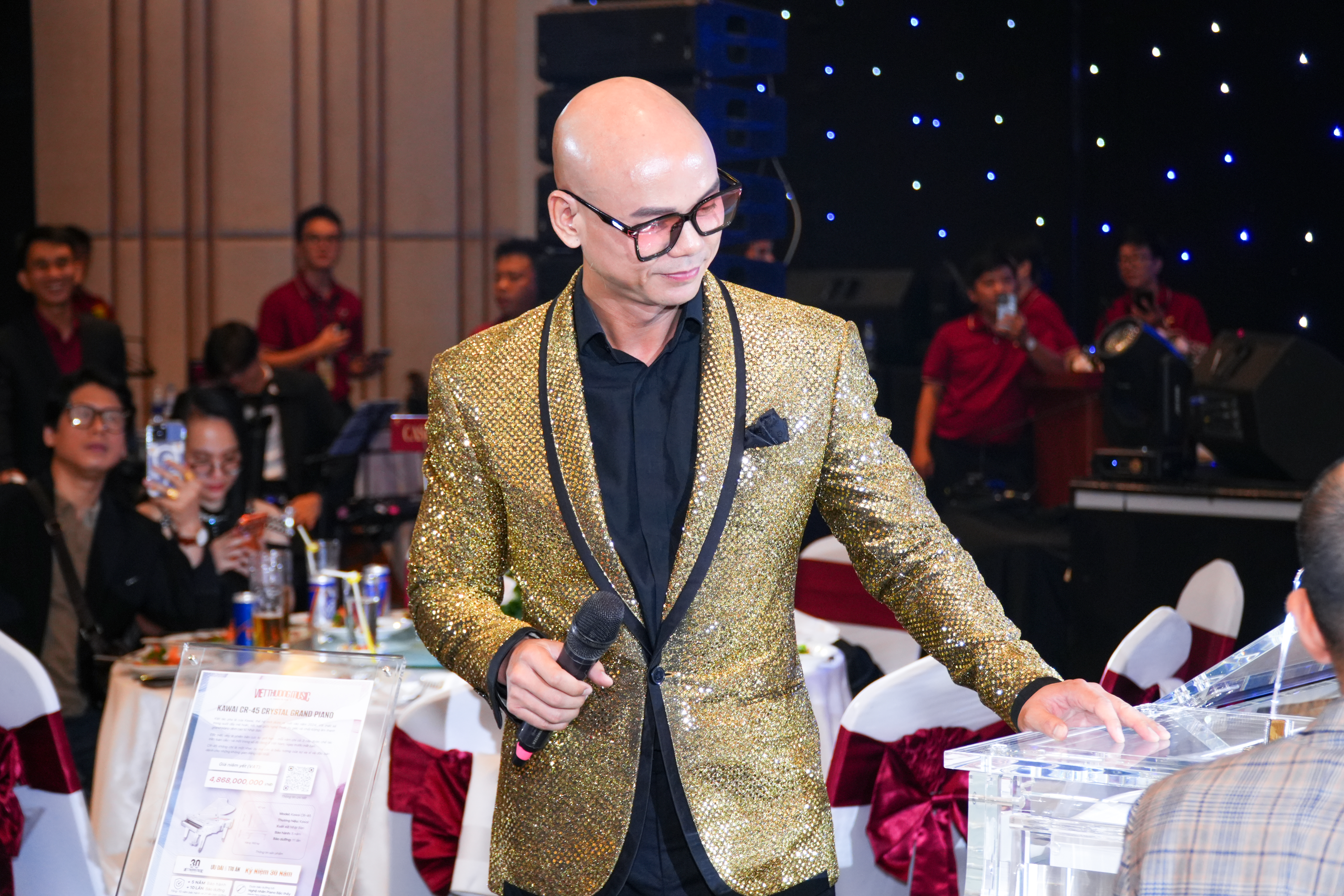 Ca sĩ Phan Đinh Tùng biểu diễn tại lễ kỷ niệm 30 năm Việt Thương Music
