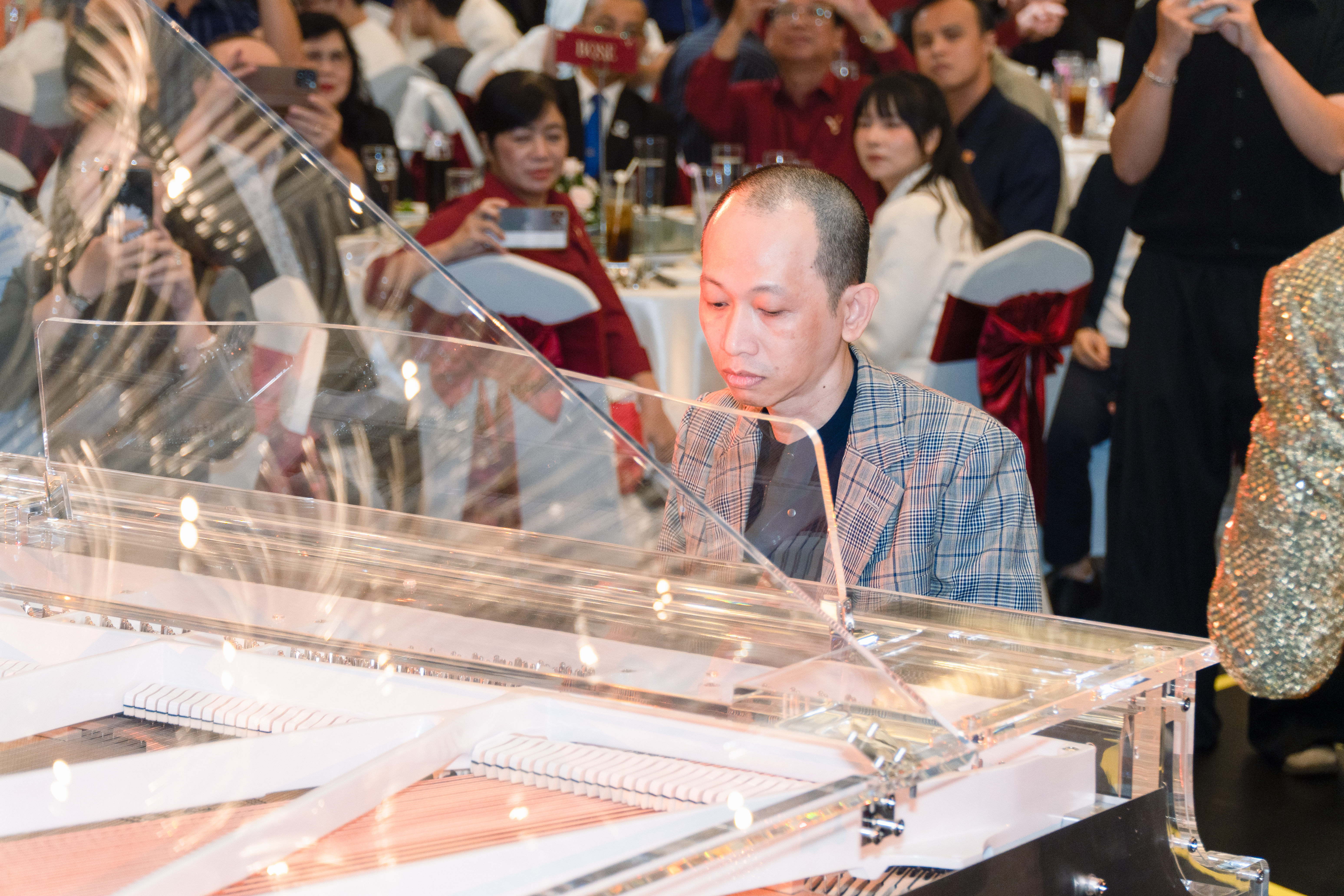 Nghệ sĩ biểu diễn piano Kawai Crystal tại lễ kỷ niệm 30 năm Việt Thương Music