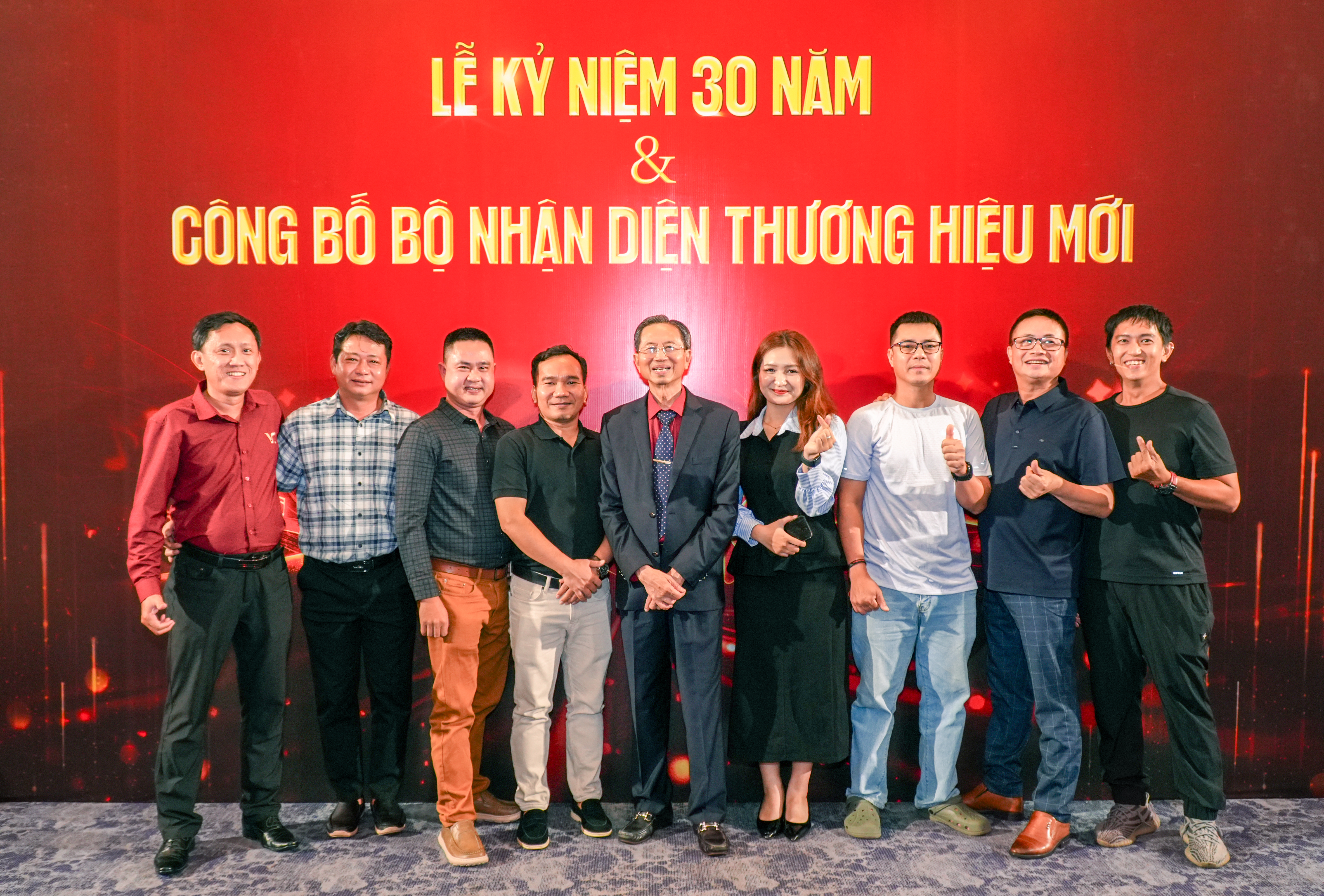 Ban lãnh đạo và tập thể Việt Thương Music tại lễ kỷ niệm 30 năm
