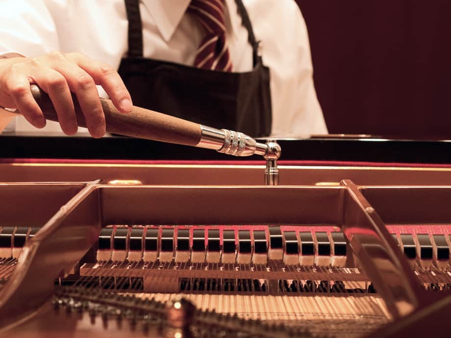 Kỹ thuật viên Việt Thương Music tại showroom Shigeru Kawai