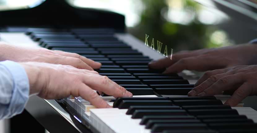 Tay chơi đàn NV12, logo KAWAI trên fallboard