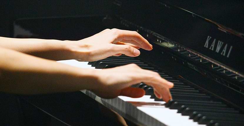 Tay chơi đàn NV6, logo KAWAI trên fallboard
