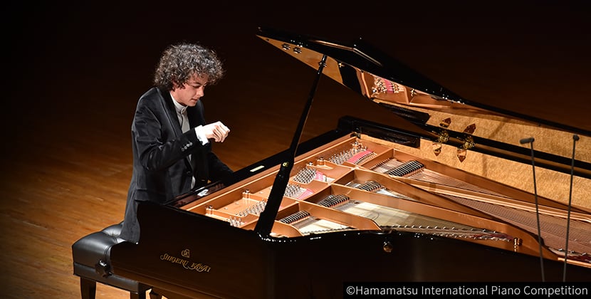 Can Cakmur biểu diễn trên Shigeru Kawai SK-EX tại Hamamatsu