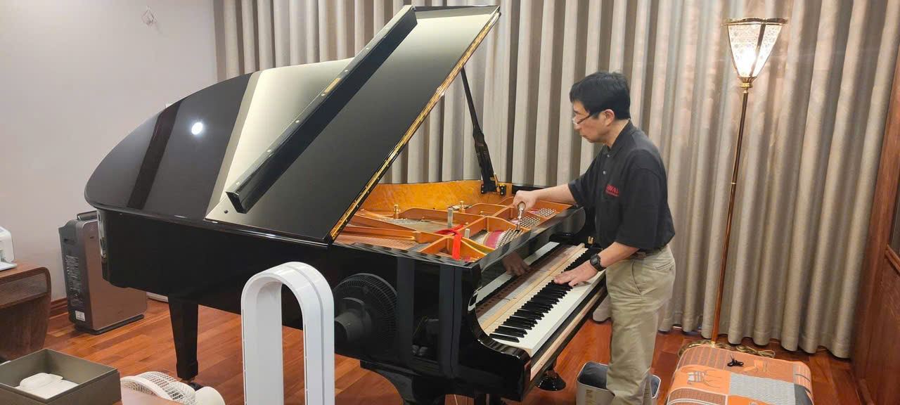 Nghệ nhân Otake tinh chỉnh đàn Shigeru Kawai tại Hà Nội