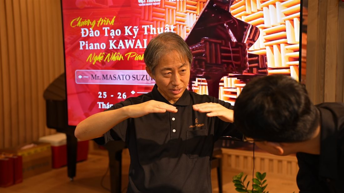 Nghệ nhân Suzuki Masato hướng dẫn kỹ thuật viên Việt Thương Music