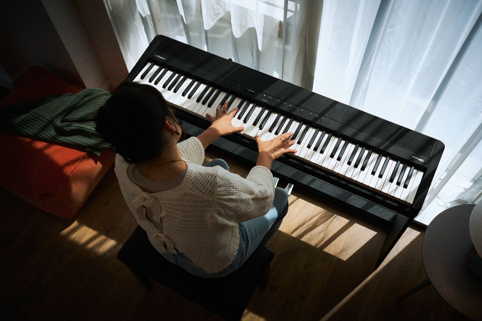 Người chơi đàn Roland FP-40 trong phòng khách