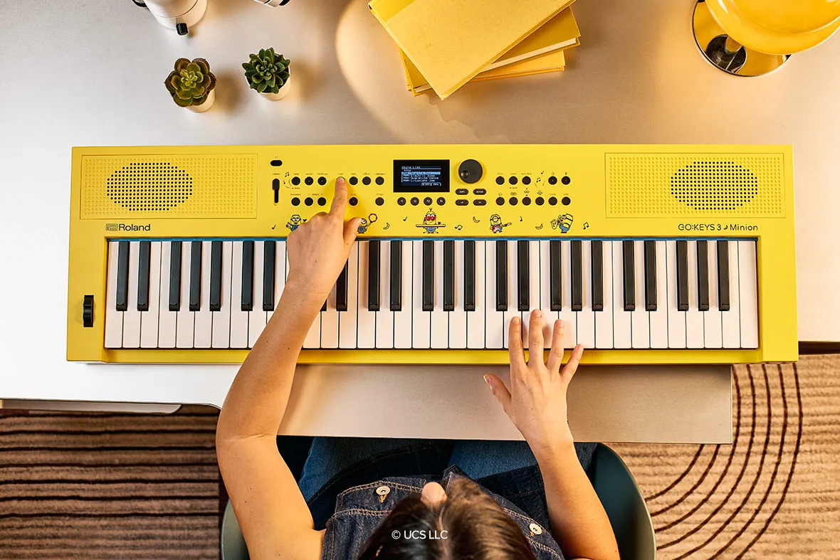 Bé gái tập đàn Roland GO:KEYS 3 Minion tại nhà