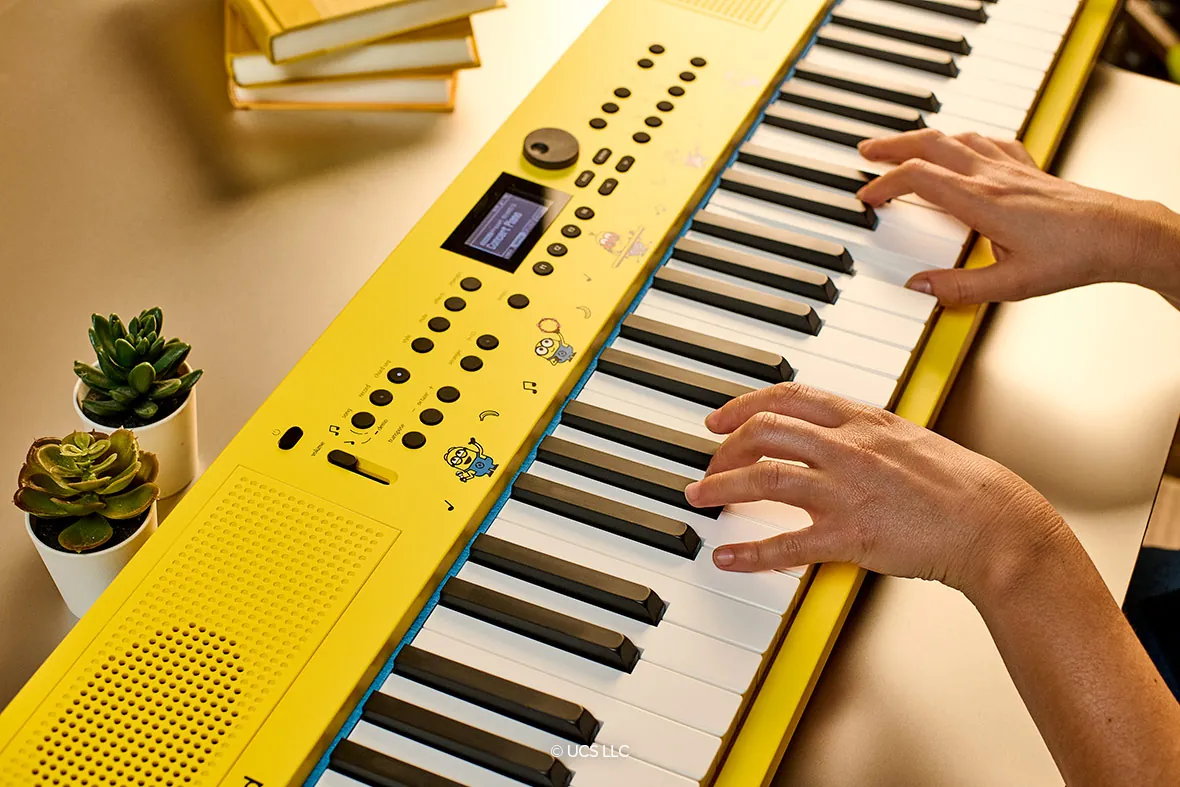 Bé chơi đàn Roland GO:KEYS 3 Minion với đệm tự động