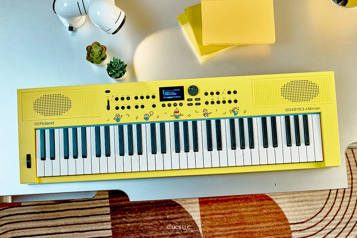 Roland GO:KEYS 3 Minion đặt trên bàn học, kết nối Bluetooth với điện thoại